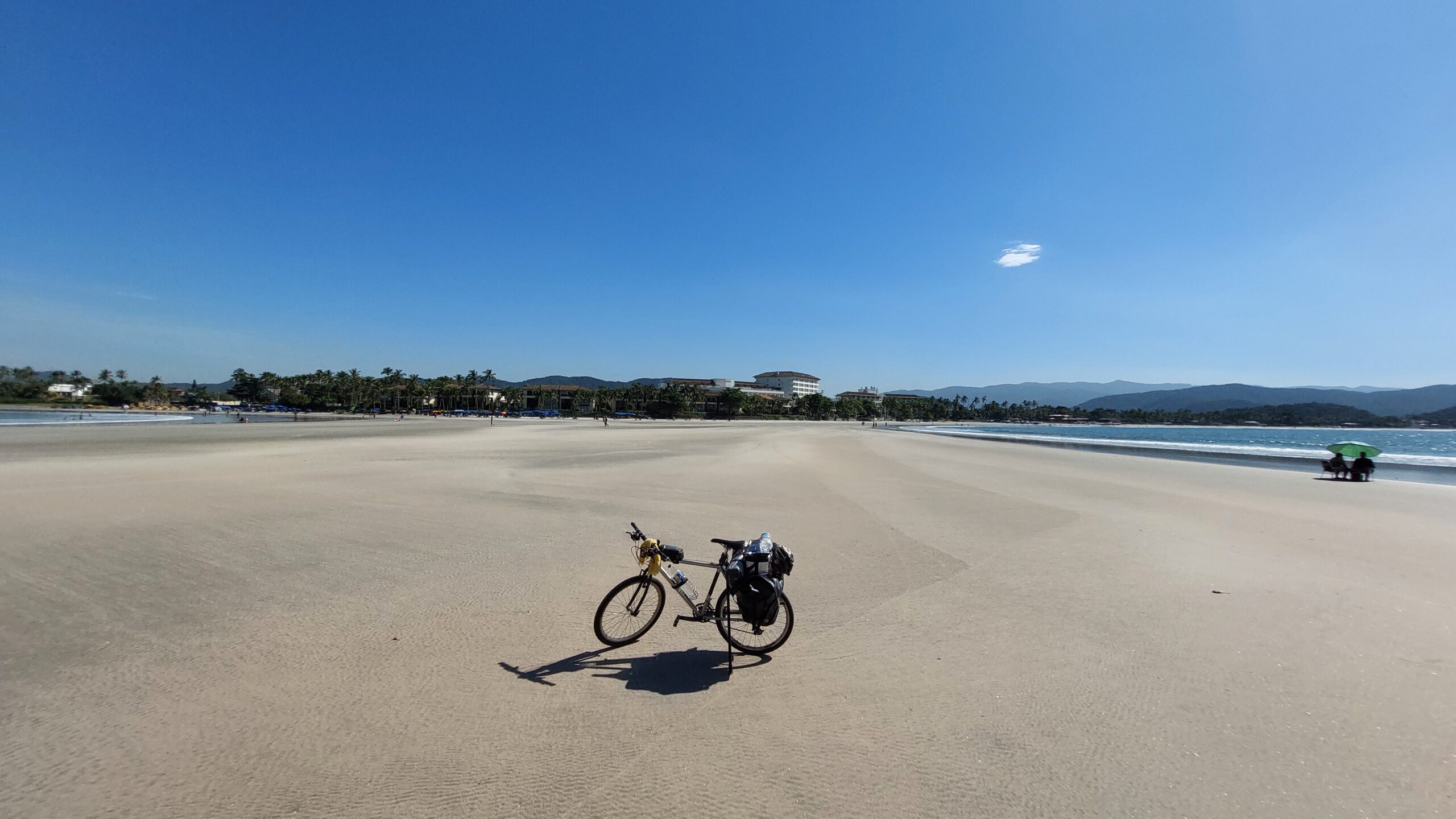 Guarujá, SP, Praia do Mar Casado — bicicleta com hotel ao fundo