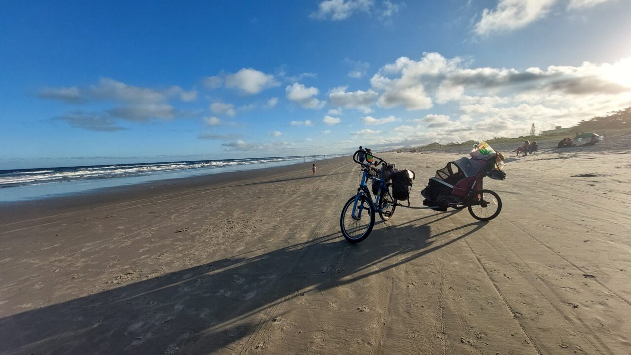 Pontal do Paraná, PR, Balneário Monções, praia, bike e trailer com banhistas ao fundo, by Sálvio Marcelo Soares