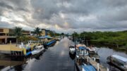 Vista para o canal do Rio Pereque com embarcações — Pontal do Sul, Pontal do Paraná, PR, Brasil (© Sálvio Marcelo Soares)